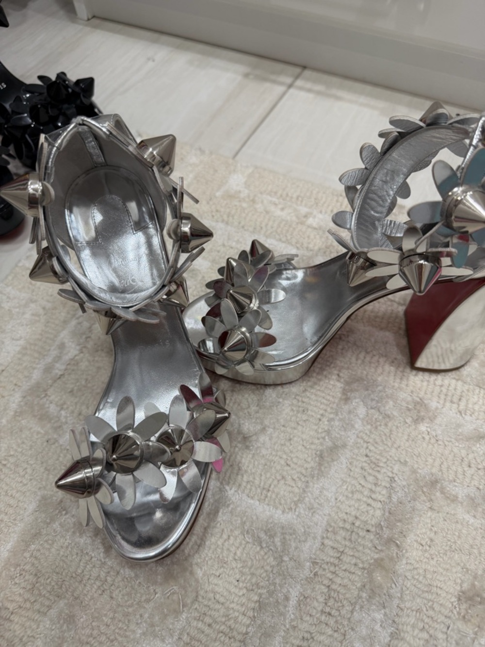 Christian Louboutin Daisy Spike Metallic Silver Ankle Cuff Sandals - Picture 3 of 6